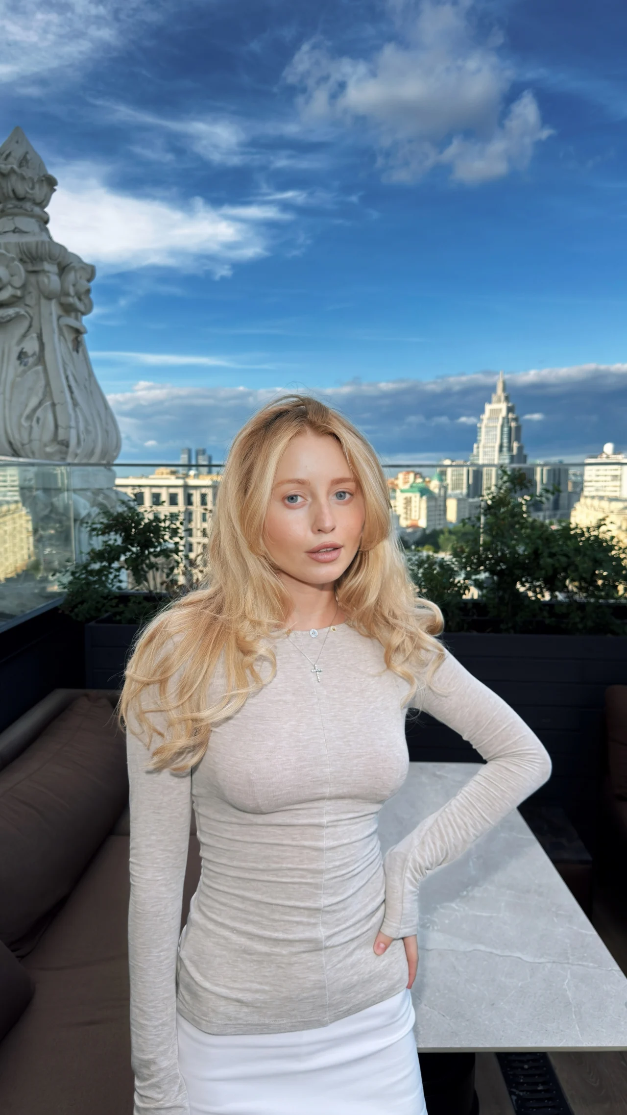 Кристина на террасе с видом на Москву